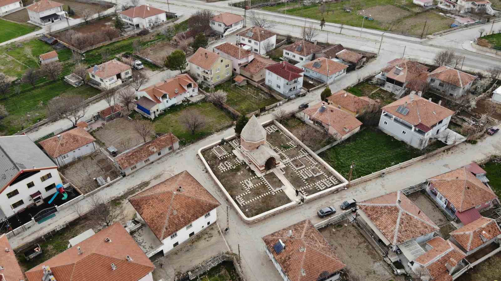 Çandır’daki 5 asırlık türbe tarihe ışık tutuyor
