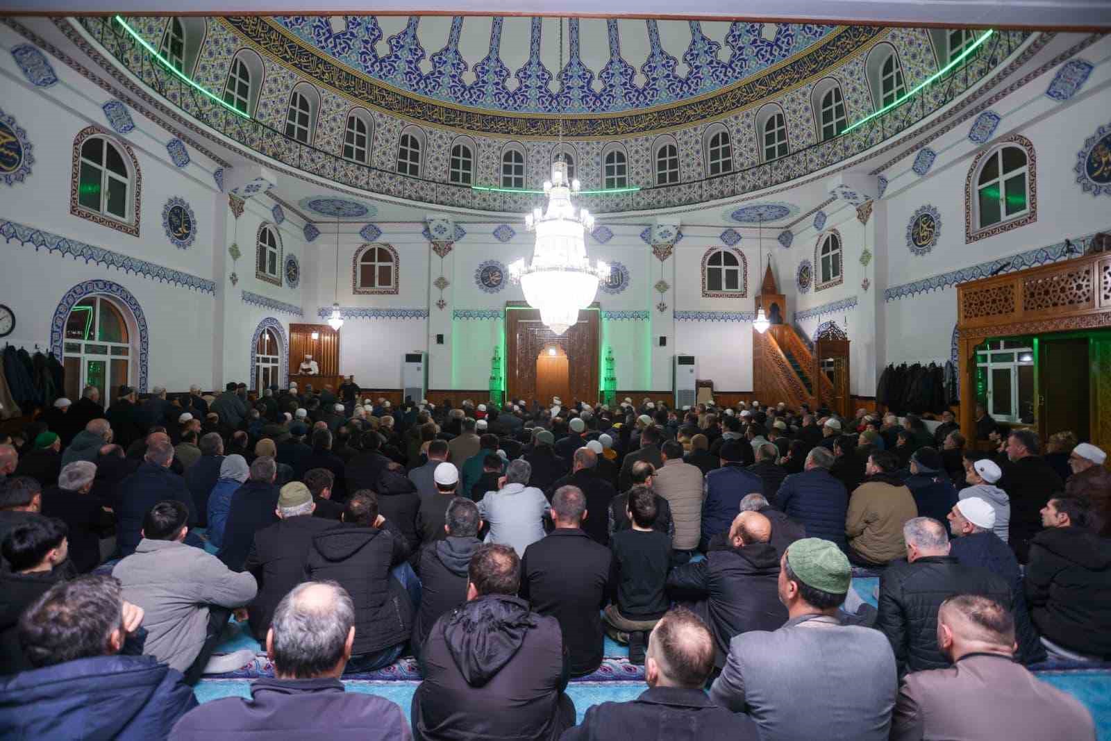 Canik’te binler Kadir Gecesi’nde ellerini semaya açtı
Canik’te binler Kadir Gecesi’nde ellerini semaya açtı