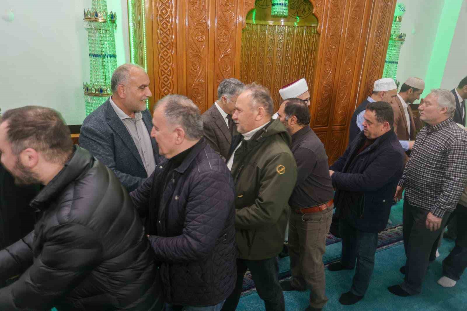 Canik’te binler Kadir Gecesi’nde ellerini semaya açtı
Canik’te binler Kadir Gecesi’nde ellerini semaya açtı