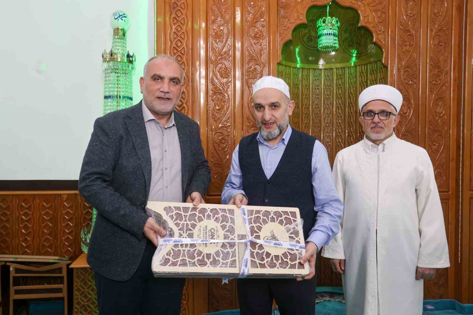 Canik’te binler Kadir Gecesi’nde ellerini semaya açtı
Canik’te binler Kadir Gecesi’nde ellerini semaya açtı