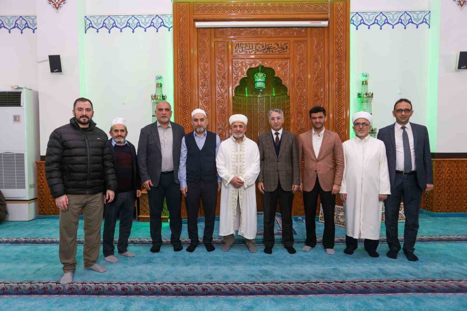 Canik’te binler Kadir Gecesi’nde ellerini semaya açtı
Canik’te binler Kadir Gecesi’nde ellerini semaya açtı