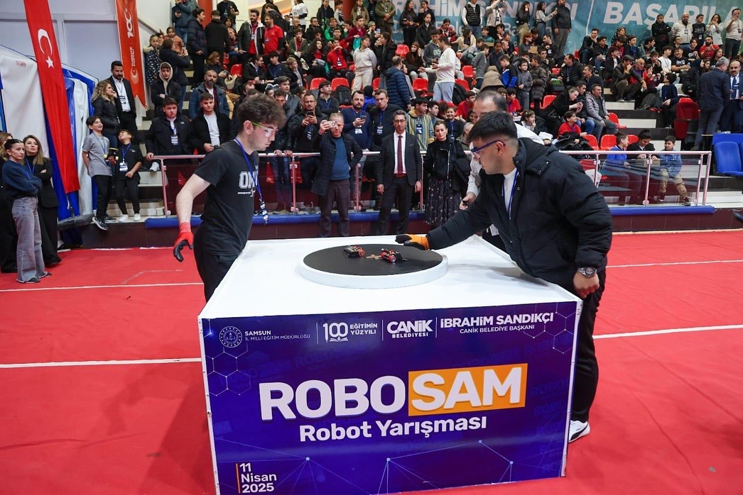 Canik’te gençler robotlarıyla sahneye çıkıyor
Canik’te gençler robotlarıyla sahneye çıkıyor