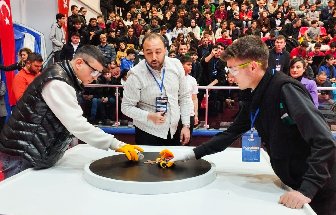 Canik’te gençler robotlarıyla sahneye çıkıyor
Canik’te gençler robotlarıyla sahneye çıkıyor