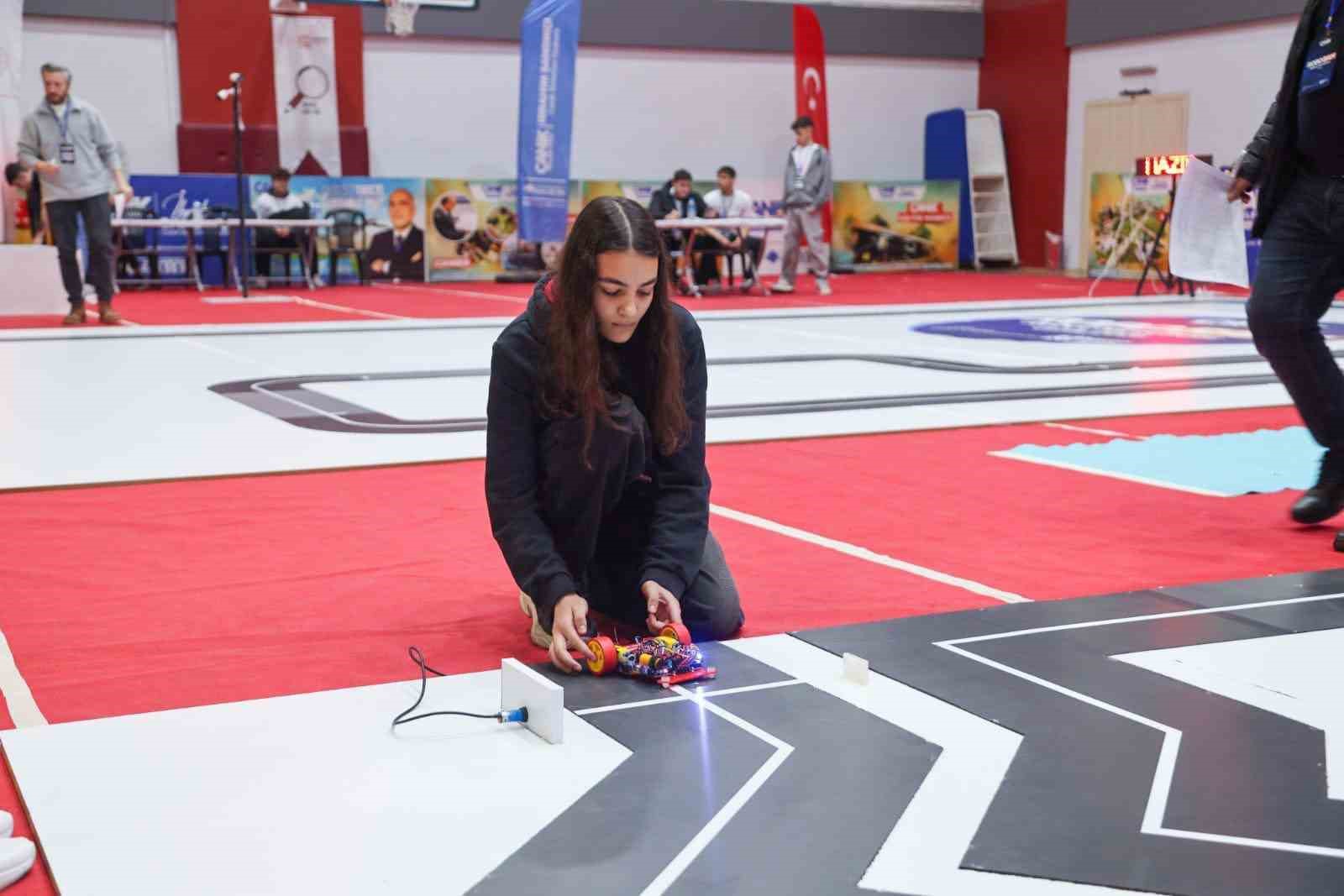 Canik’te gençler robotlarıyla sahneye çıkıyor
Canik’te gençler robotlarıyla sahneye çıkıyor