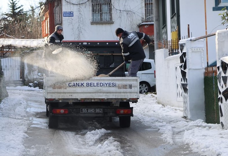 Canik’te kar mesaisi: Kaymakam Aydın ve Başkan Sandıkçı sahada
Canik’te kar mesaisi: Kaymakam Aydın ve Başkan Sandıkçı sahada