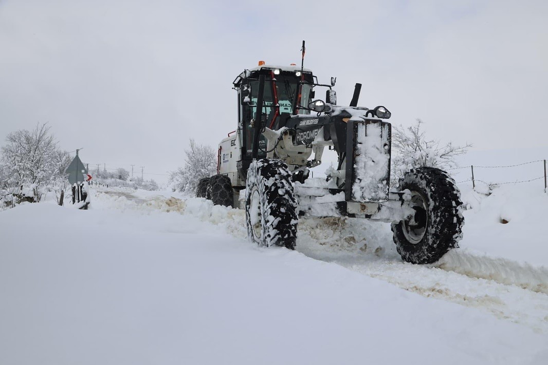 Canik’te kar mesaisi: Kaymakam Aydın ve Başkan Sandıkçı sahada
Canik’te kar mesaisi: Kaymakam Aydın ve Başkan Sandıkçı sahada