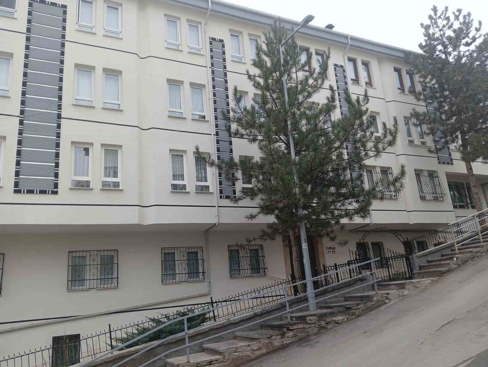 Çankaya’da çökme oluşan apartmanda yaşayanlar tedbir amaçlı tahliye edildi
