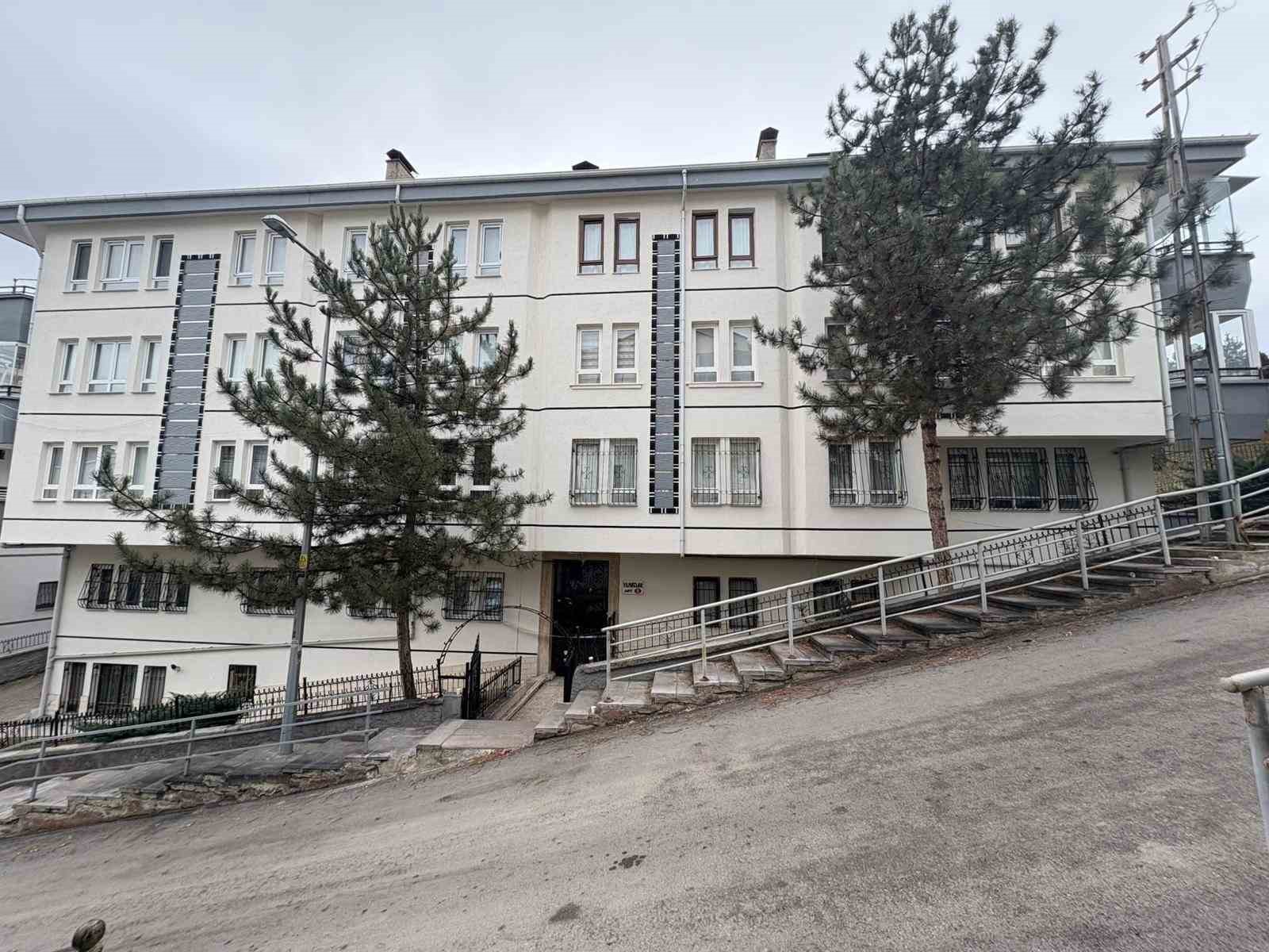 Çankaya’da çökme oluşan apartmanda yaşayanlar tedbir amaçlı tahliye edildi
