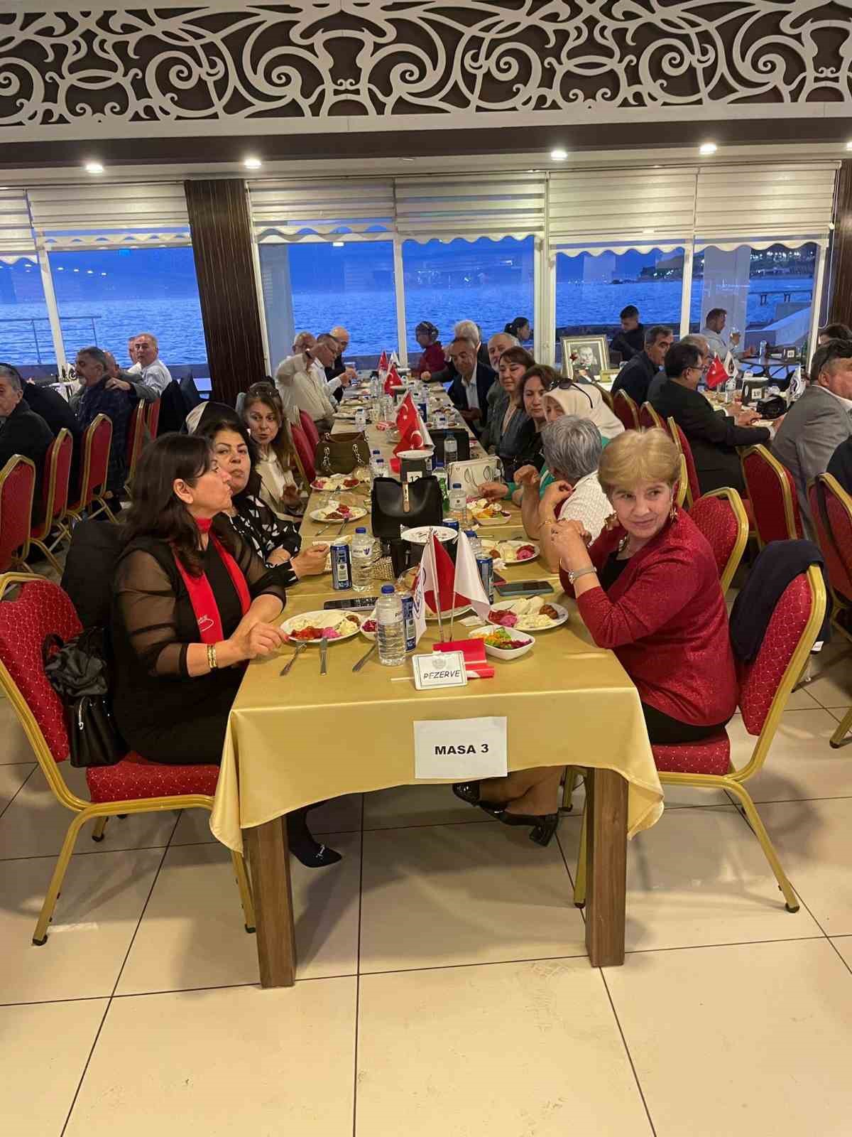 Çankırı mezunları Edremit’te hasret giderdi
