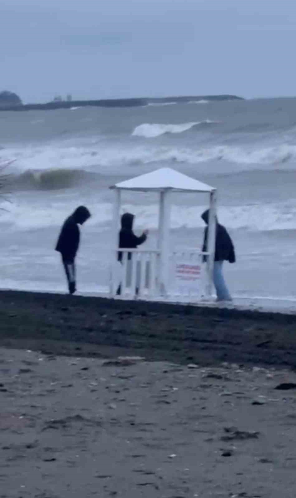 Cankurtaran kulübesini denize atmak isteyen 3 çocuğa polis müdahalesi
Cankurtaran kulübesini denize atmak isteyen 3 çocuğa polis müdahalesi
