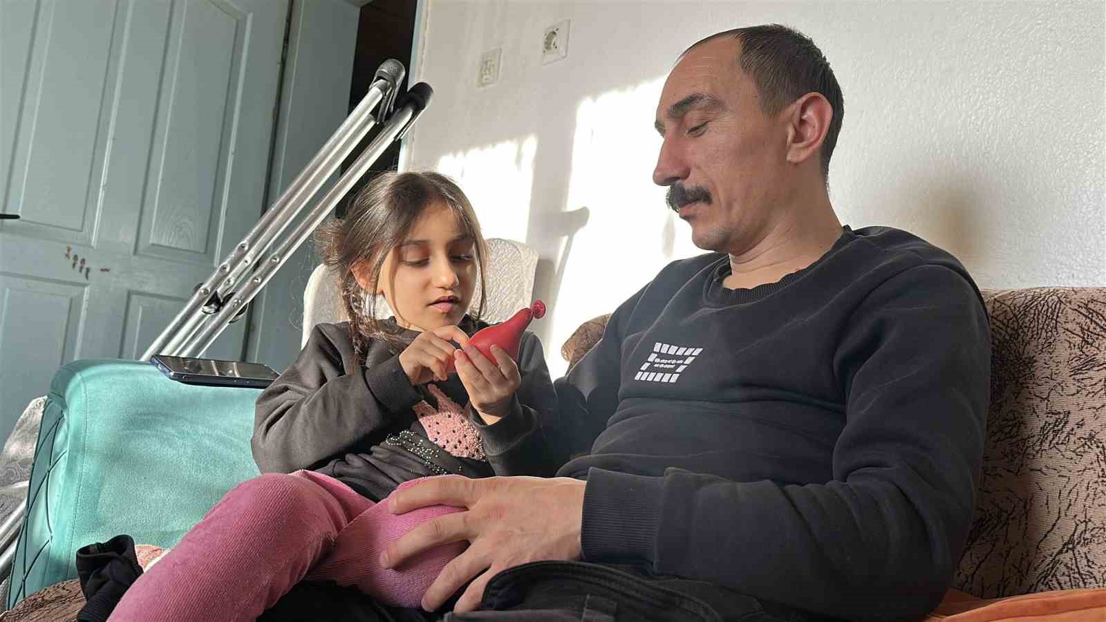 Çapa makinesi kaptırdığı bacağını kaybeden babanın en büyük isteği kızıyla birlikte gezebilmek
