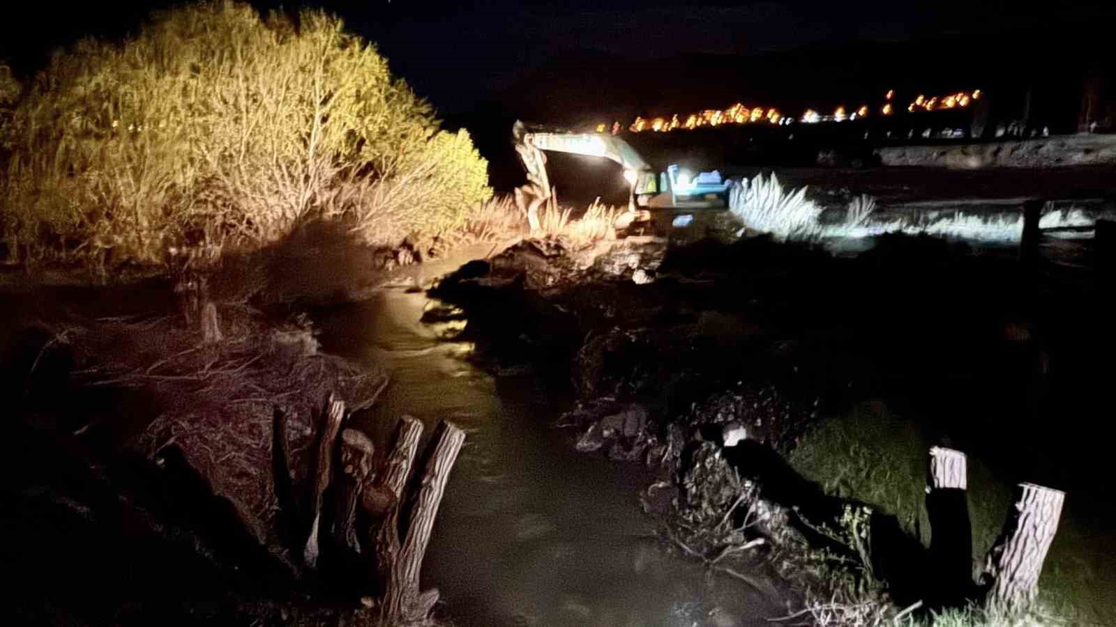 Çardaklı Deresi’nde taşkın kontrol altına alındı
