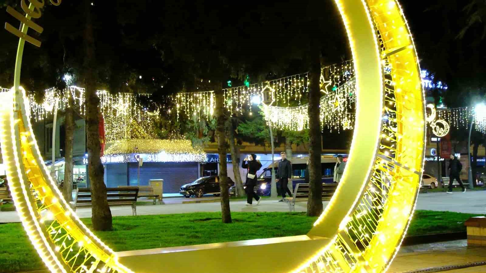 Çark Caddesi Ramazan ayına özel led ışıklarla süslendi
