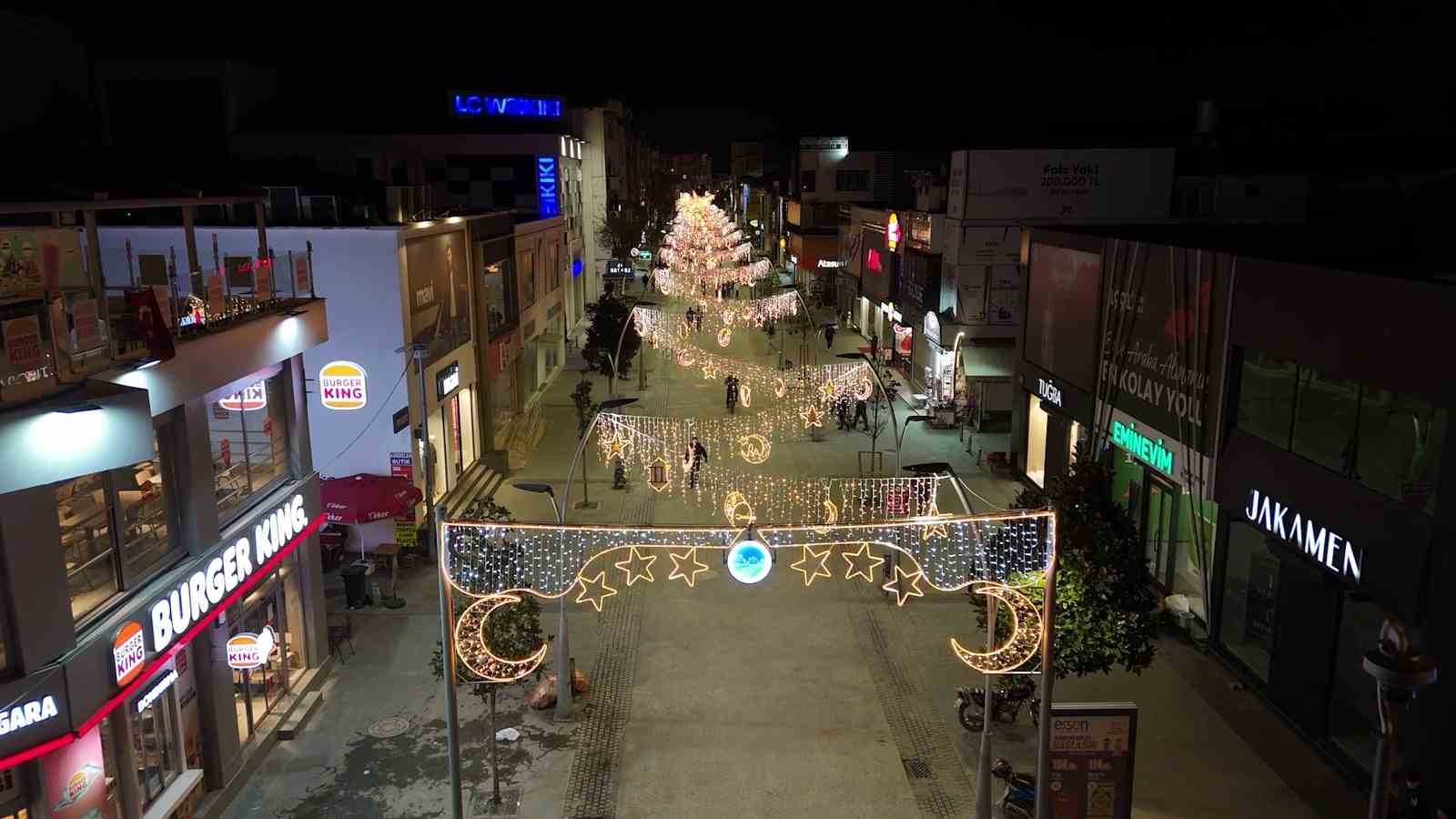 Çark Caddesi Ramazan ayına özel led ışıklarla süslendi
