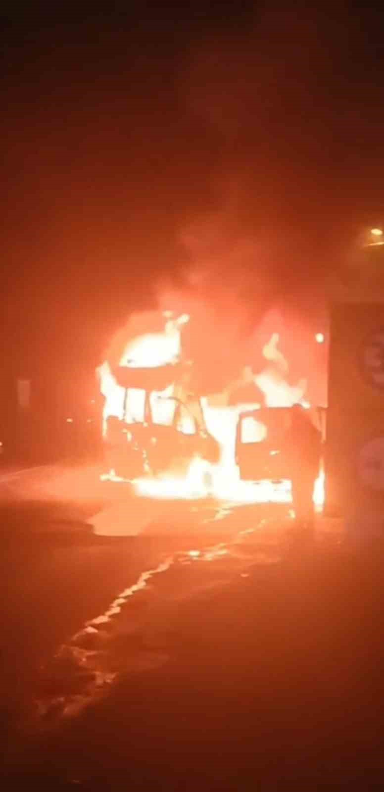 Çarpışan 2 araç alev topuna döndü: 2 yaralı
