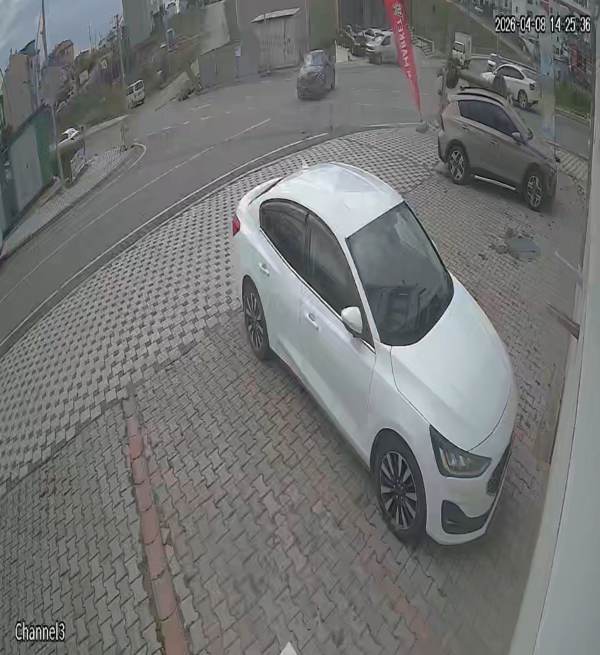 Çarpışan araçlardan biri takla attı, 7 kişi yaralandı: Kaza anı kamerada
