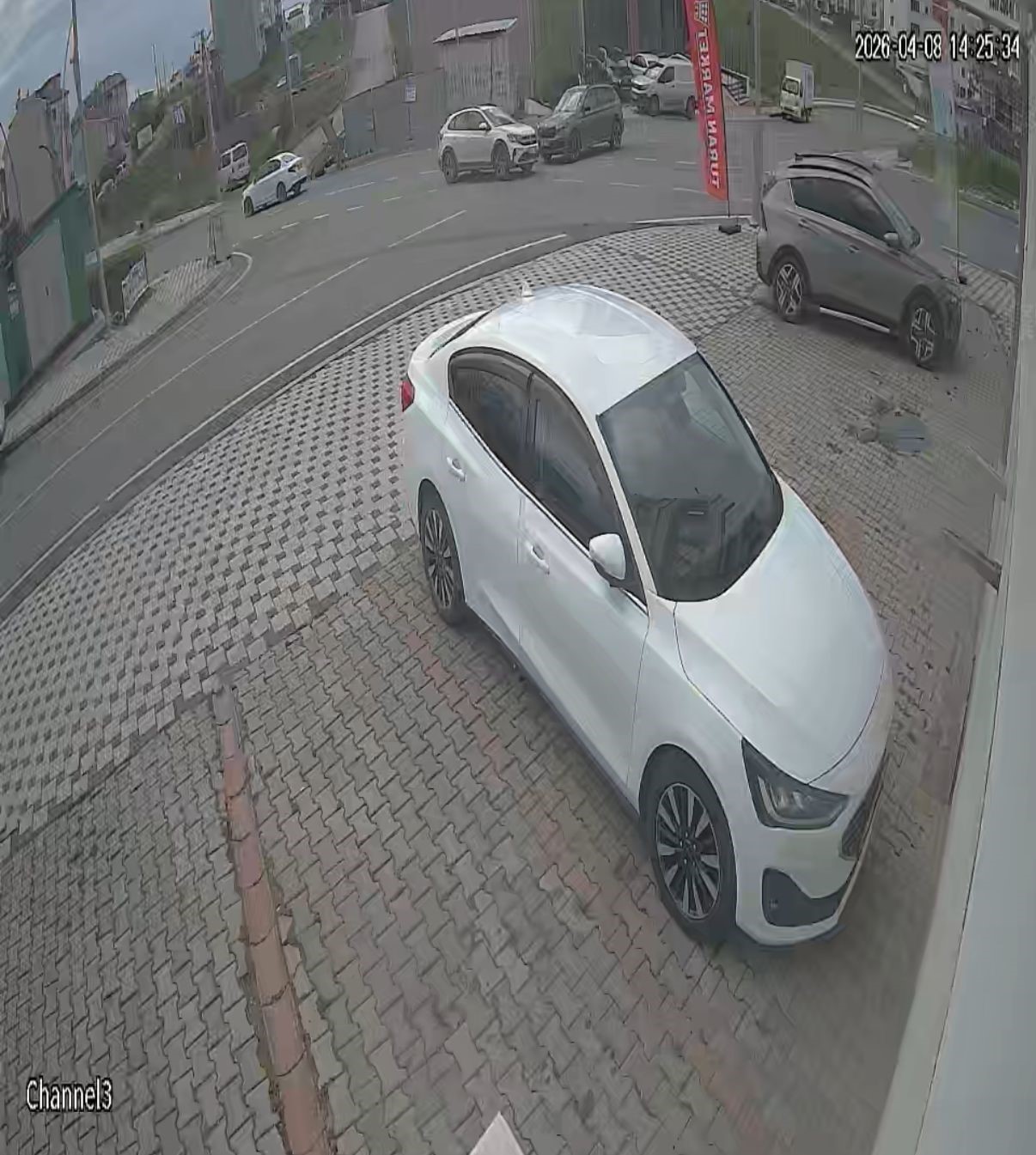 Çarpışan araçlardan biri takla attı, 7 kişi yaralandı: Kaza anı kamerada
