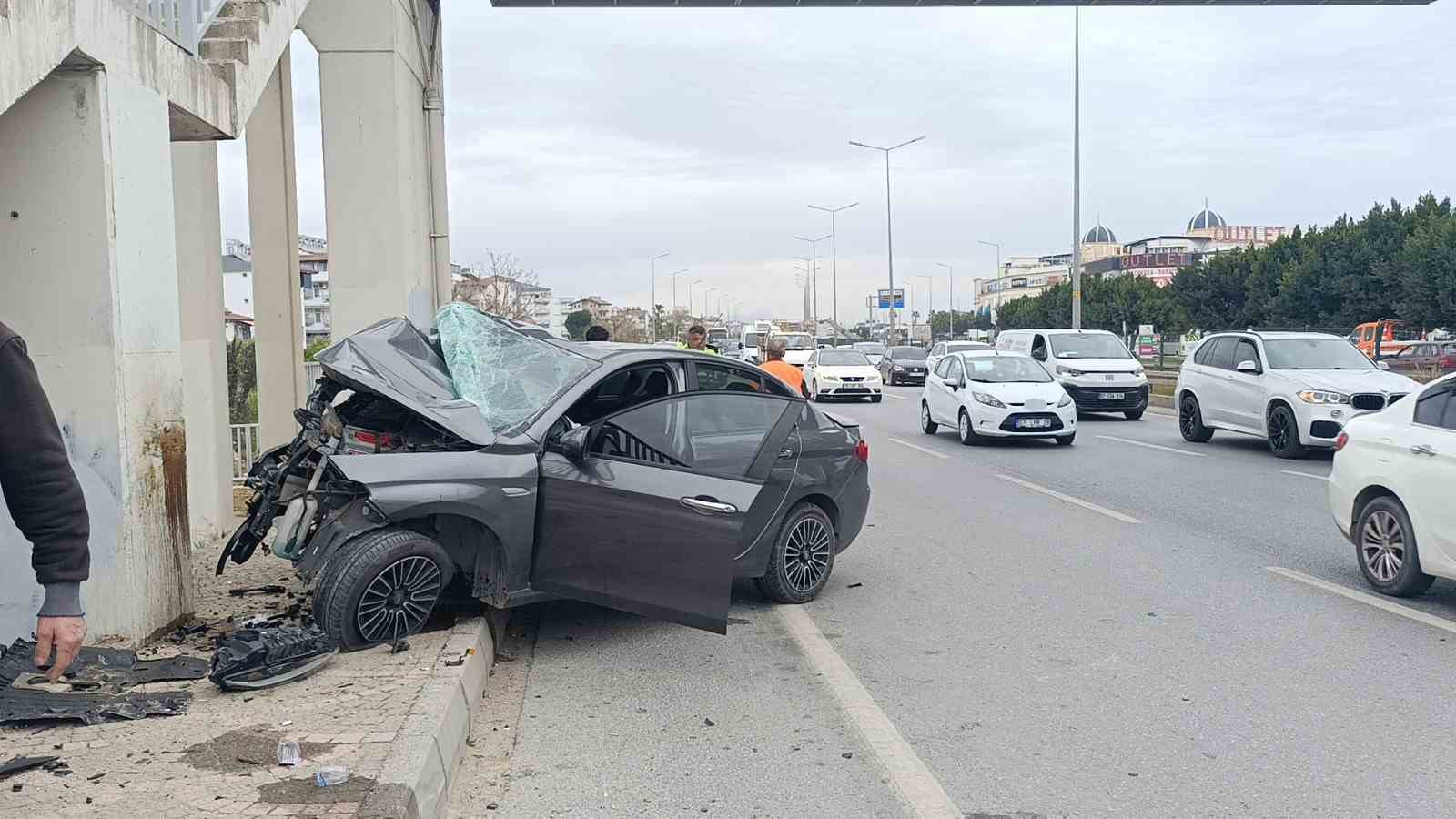 Çarpışan iki araçtan biri üst geçidin ayaklarına çarptı: 1 ağır yaralı
