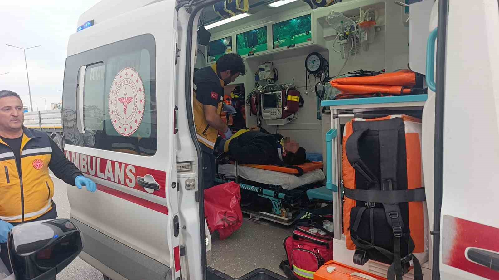 Çarpışan iki araçtan biri üst geçidin ayaklarına çarptı: 1 ağır yaralı
