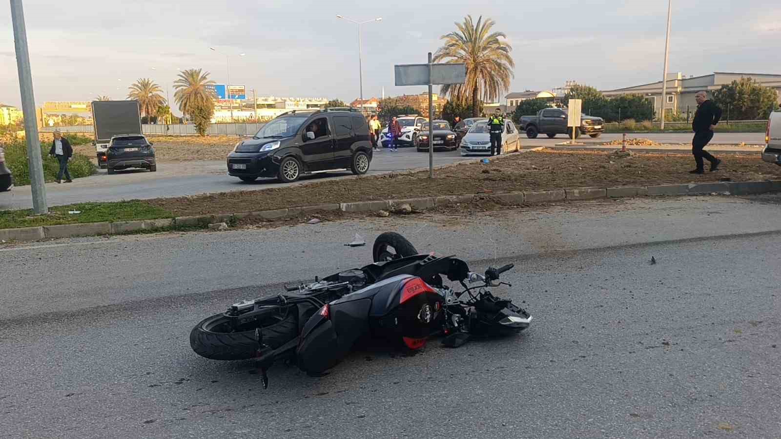 Çarpmanın etkisiyle 20 metre fırlayıp refüjdeki toprağa düşüp hayata tutundular: 2 yaralı
