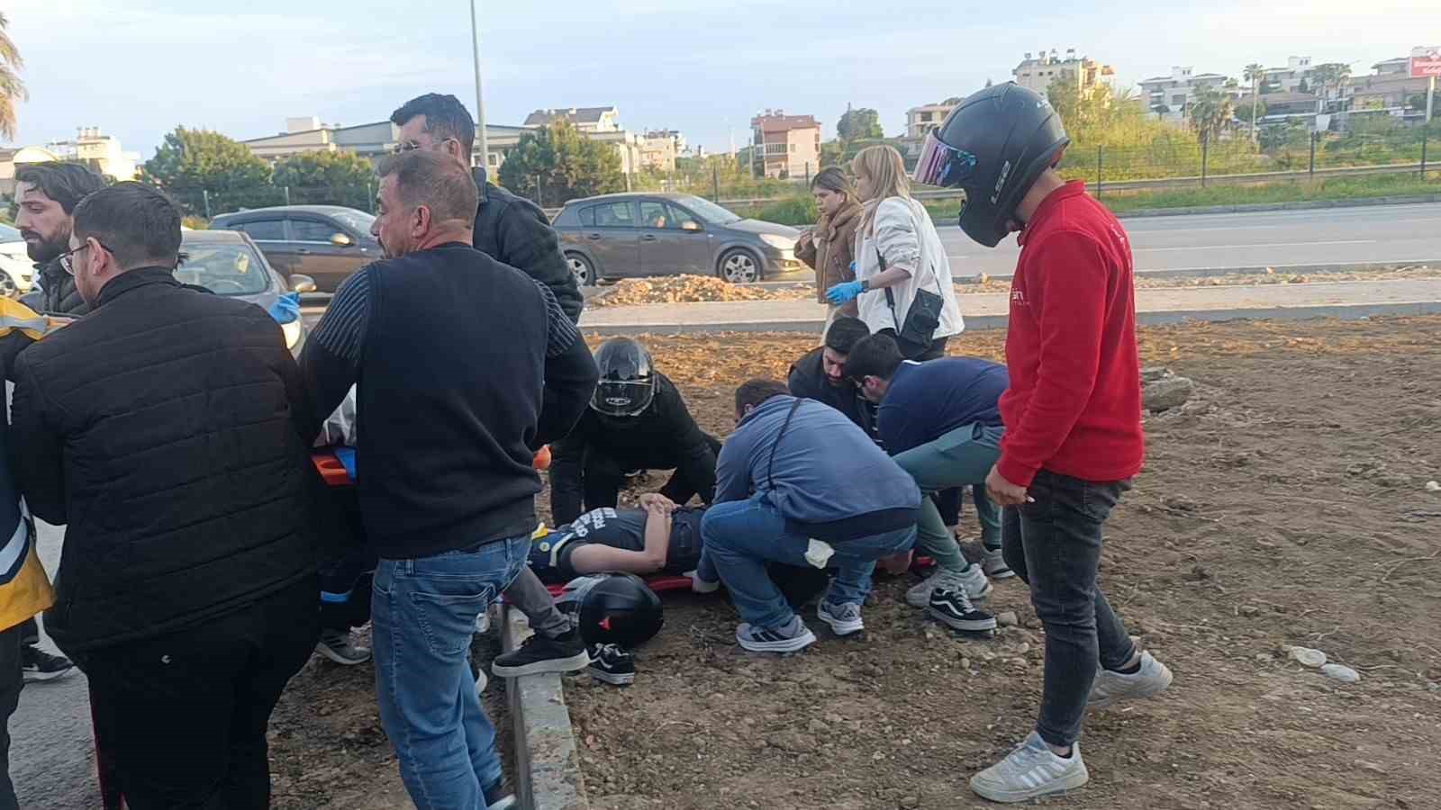 Çarpmanın etkisiyle 20 metre fırlayıp refüjdeki toprağa düşüp hayata tutundular: 2 yaralı
