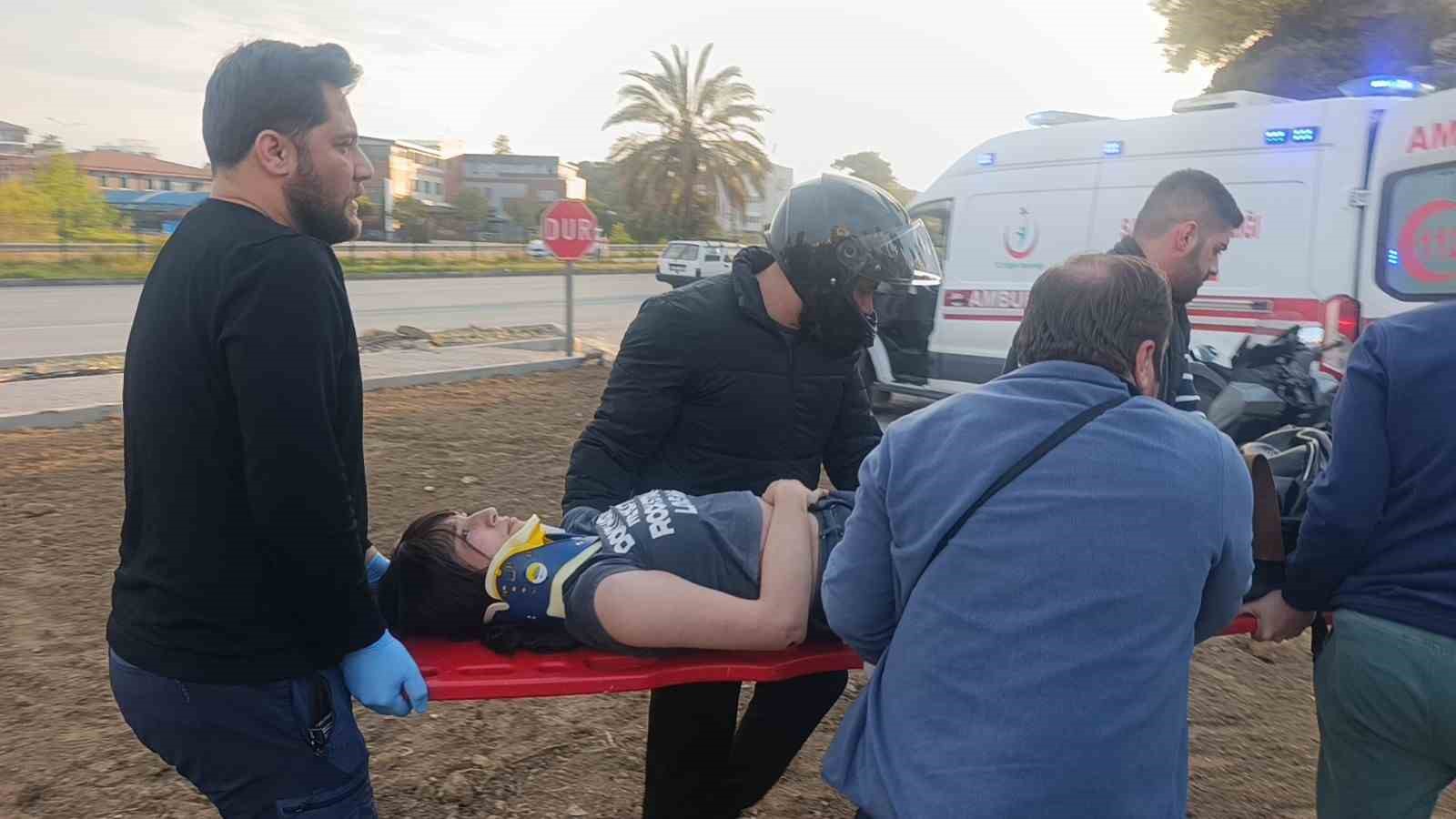 Çarpmanın etkisiyle 20 metre fırlayıp refüjdeki toprağa düşüp hayata tutundular: 2 yaralı
