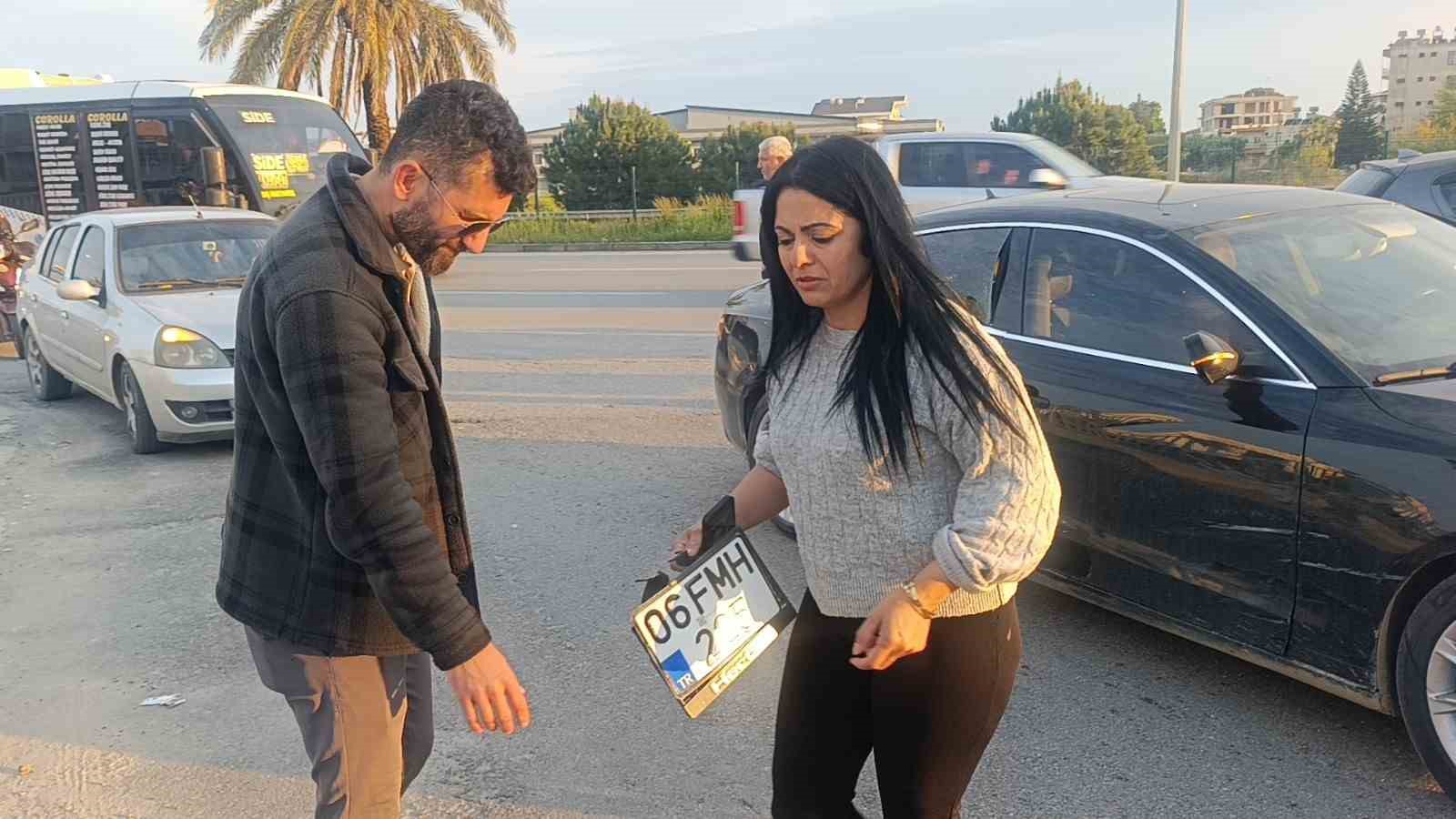 Çarpmanın etkisiyle 20 metre fırlayıp refüjdeki toprağa düşüp hayata tutundular: 2 yaralı
