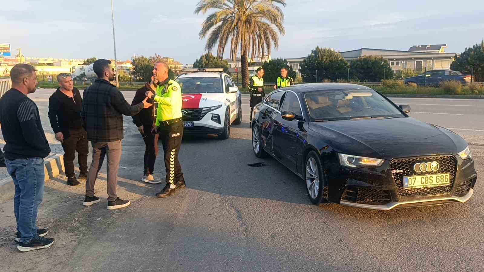 Çarpmanın etkisiyle 20 metre fırlayıp refüjdeki toprağa düşüp hayata tutundular: 2 yaralı
