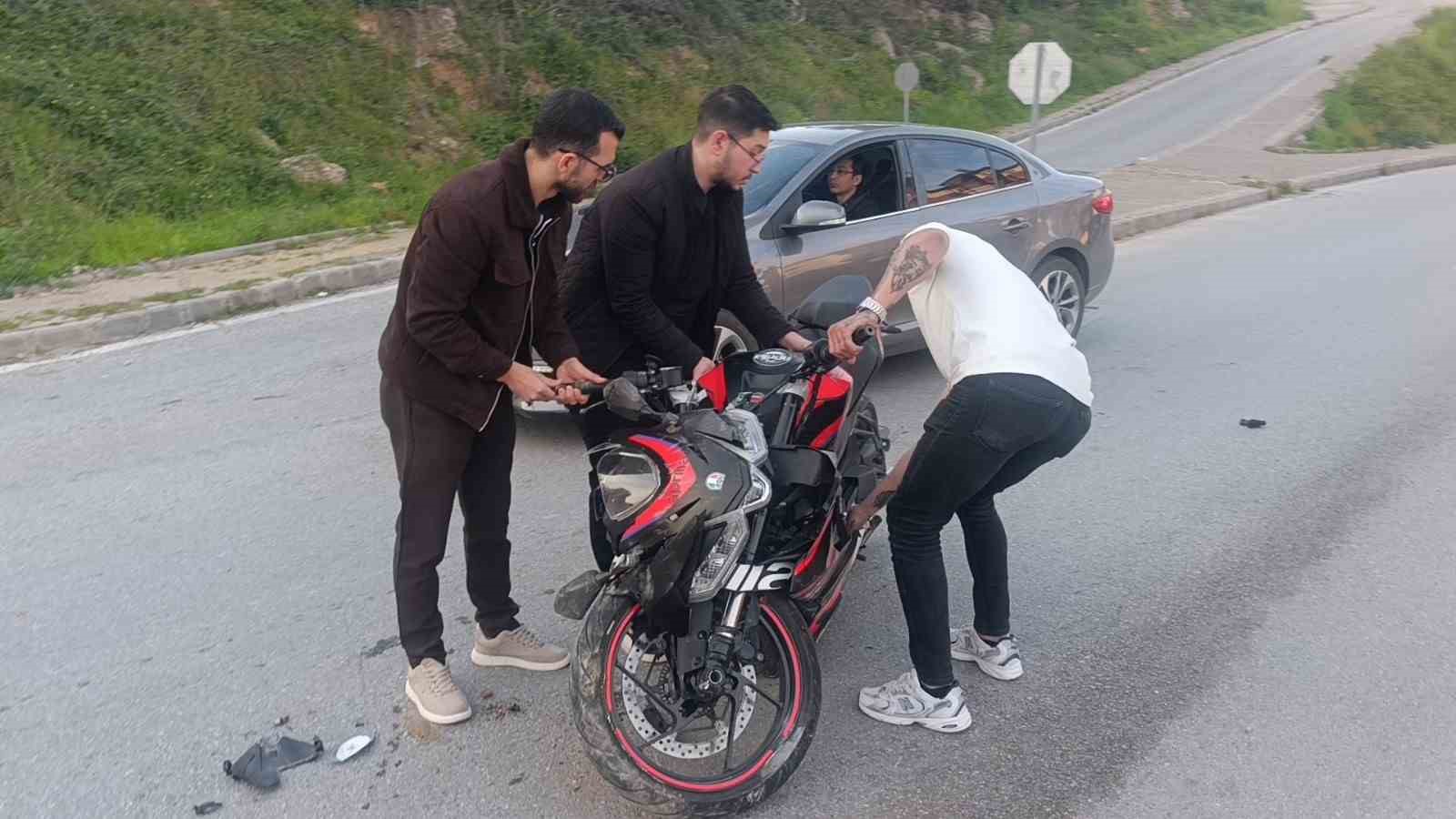 Çarpmanın etkisiyle 20 metre fırlayıp refüjdeki toprağa düşüp hayata tutundular: 2 yaralı
