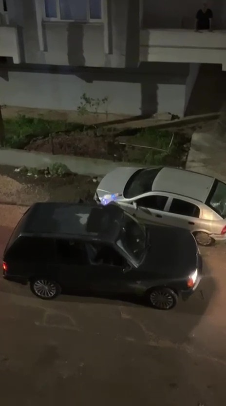 Çarptığı araca levye ile saldırdı, giderken ışıklı çiçek buketi bıraktı
