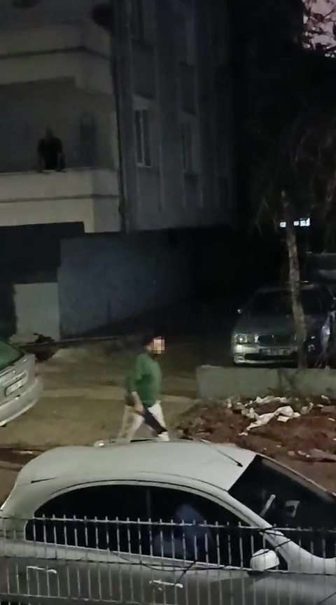 Çarptığı araca levye ile saldırdı, giderken ışıklı çiçek buketi bıraktı
