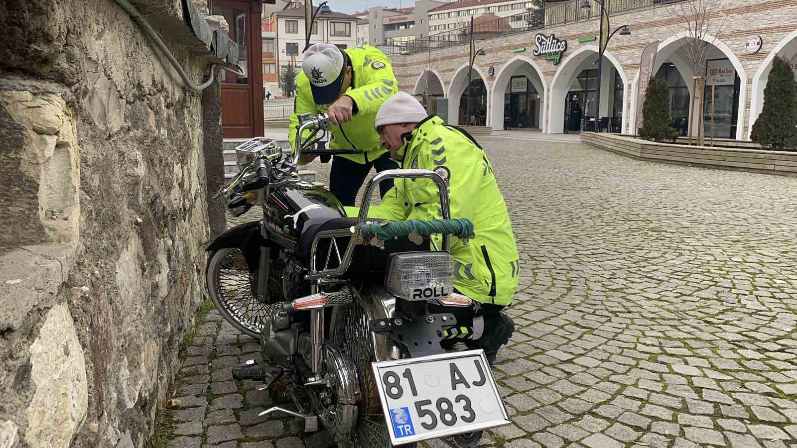 Çarptıkları yaşlı kadını taksi durağına bırakıp kaçtılar
