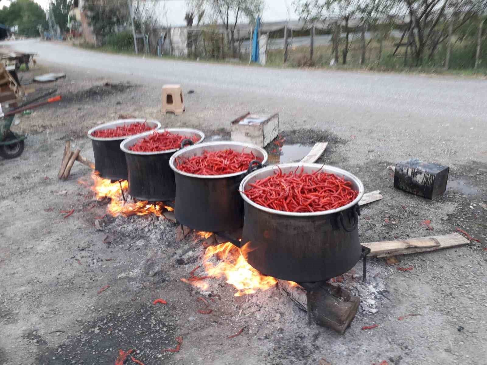 Çarşamba’nın tescilli lezzeti ’biber tuzu’ sofraları süslüyor
Çarşamba’nın tescilli lezzeti ’biber tuzu’ sofraları süslüyor