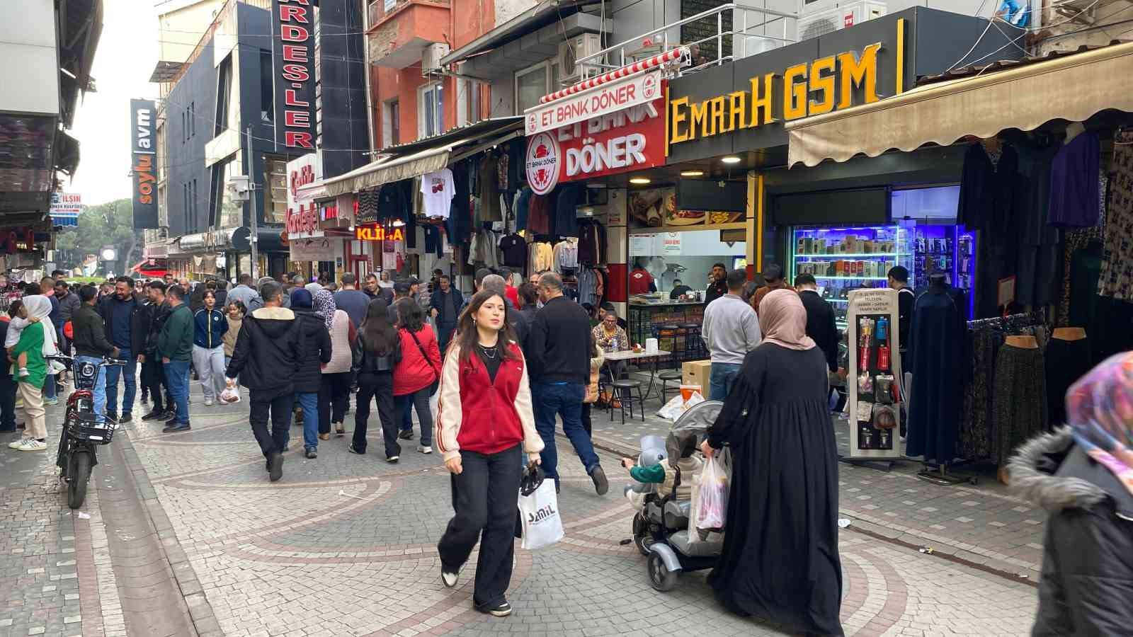 Çarşı ve sokaklarda bayram yoğunluğu
