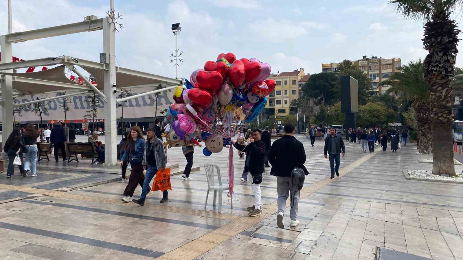Çarşı ve sokaklarda bayram yoğunluğu
