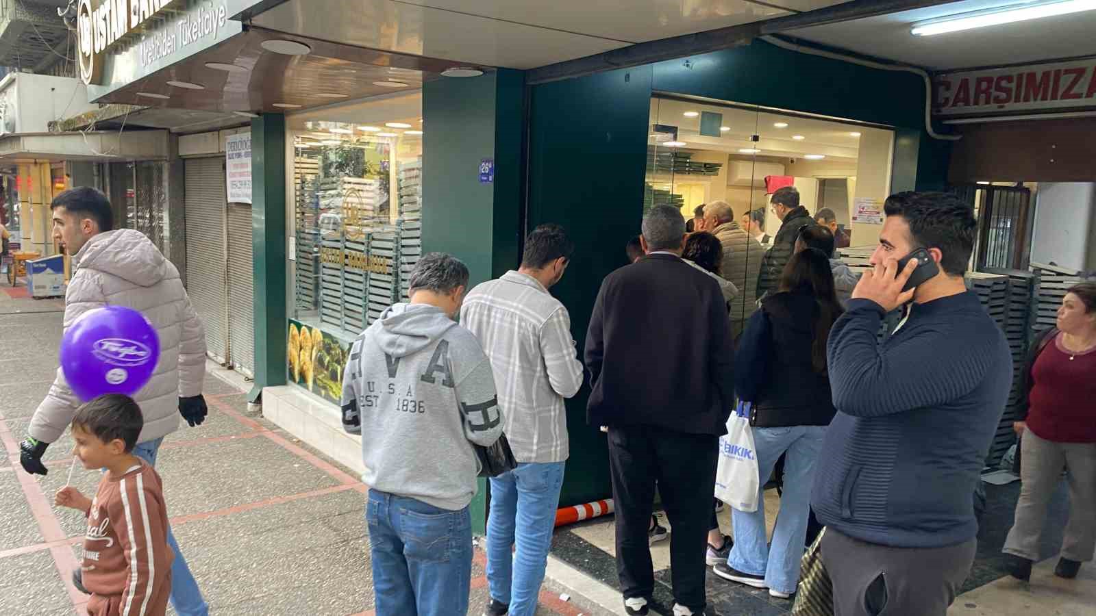 Çarşı ve sokaklarda bayram yoğunluğu
