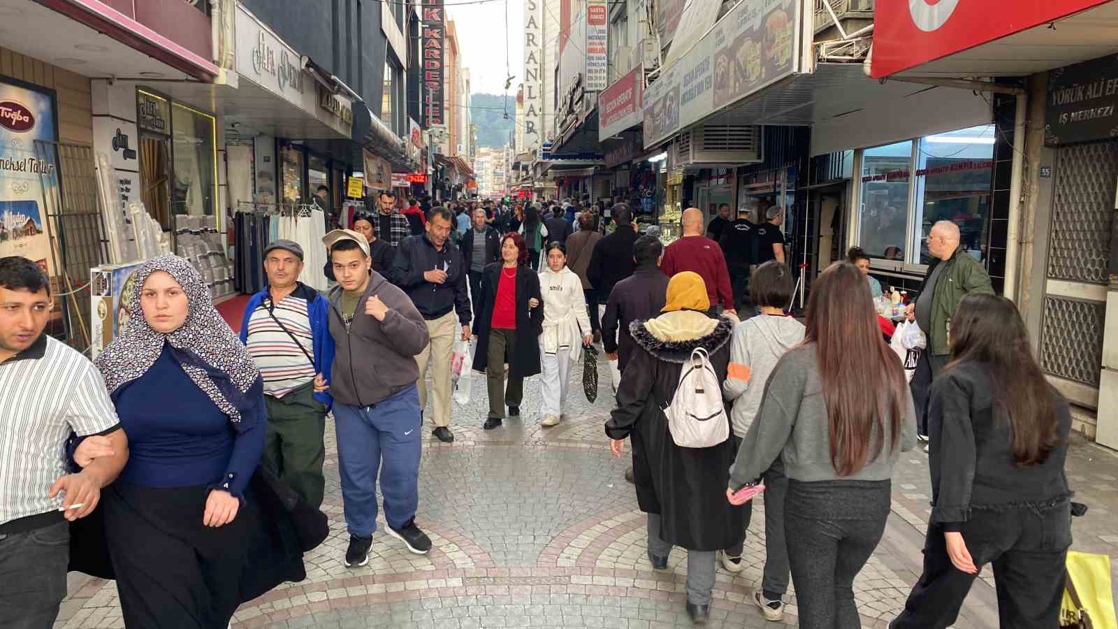 Çarşı ve sokaklarda bayram yoğunluğu
