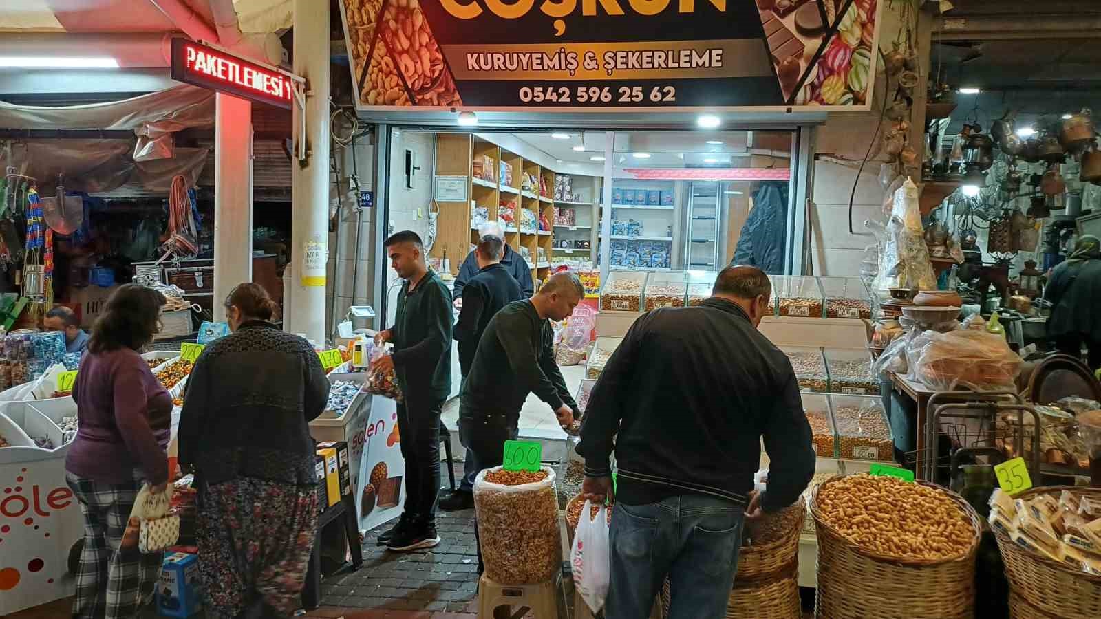 Çarşı ve sokaklarda bayram yoğunluğu
