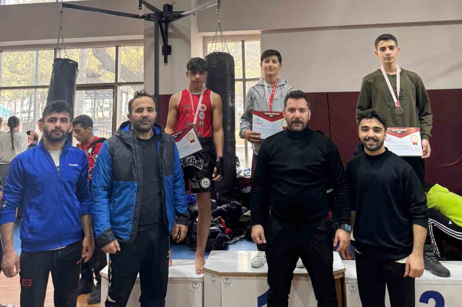 Çataklı öğrenciler Muay Thai İl Şampiyonası’nda derece elde etti
