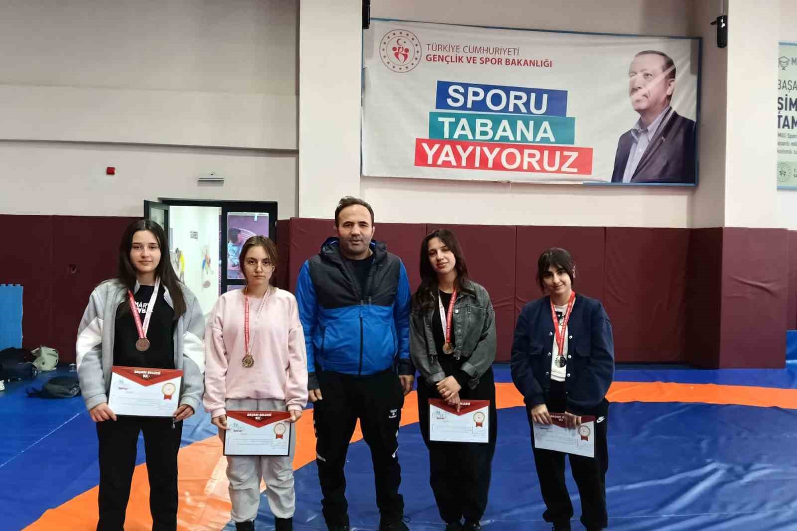 Çataklı öğrencilerden güreş müsabakalarında çifte başarı
