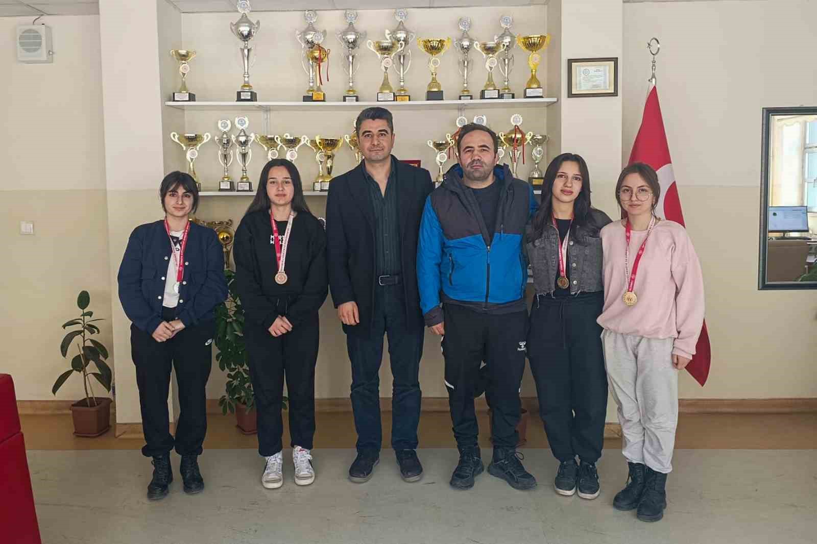 Çataklı öğrencilerden güreş müsabakalarında çifte başarı
