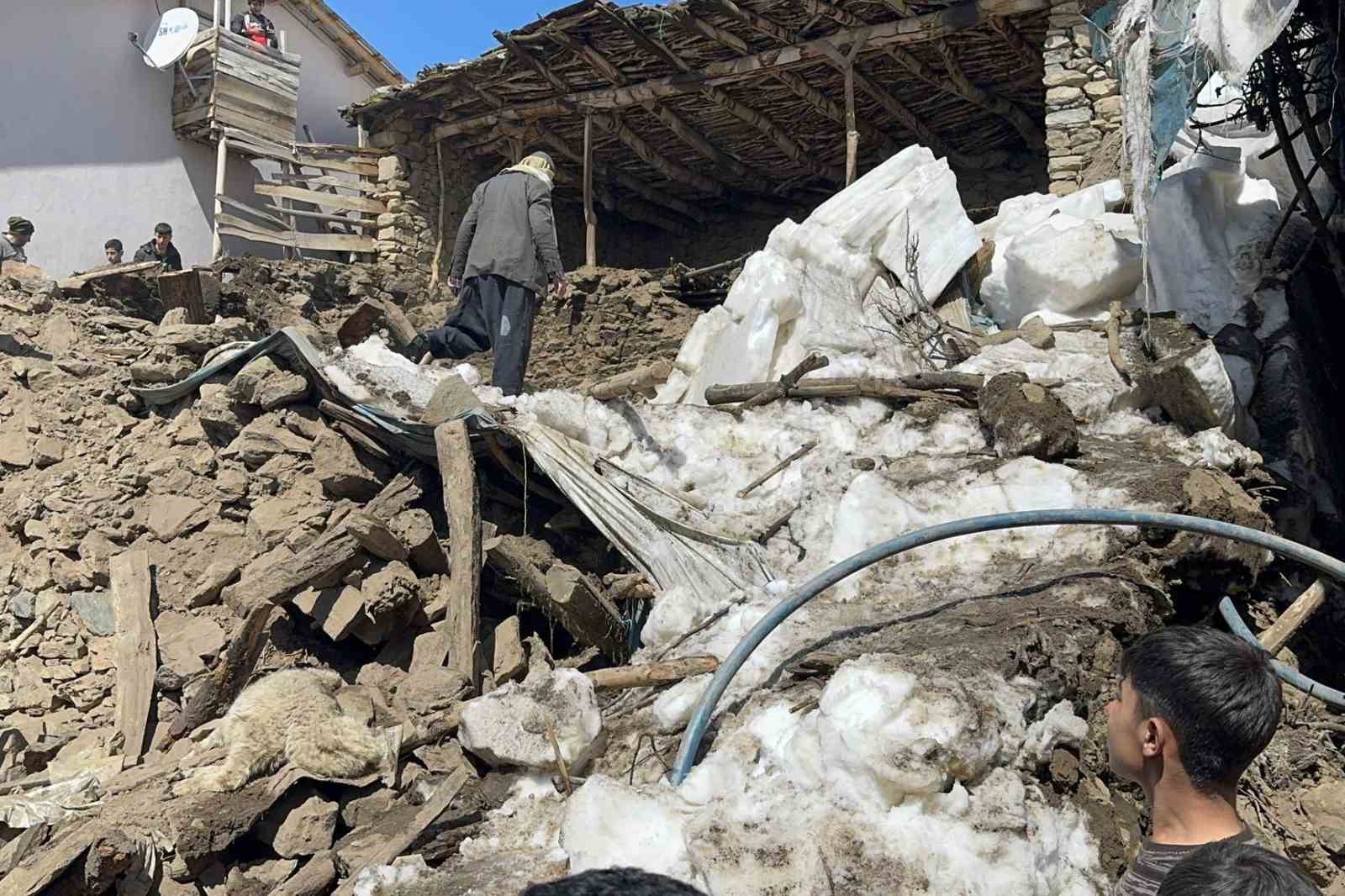 Çatak’ta ahır çöktü: 50 kuzu göçük altında kaldı
