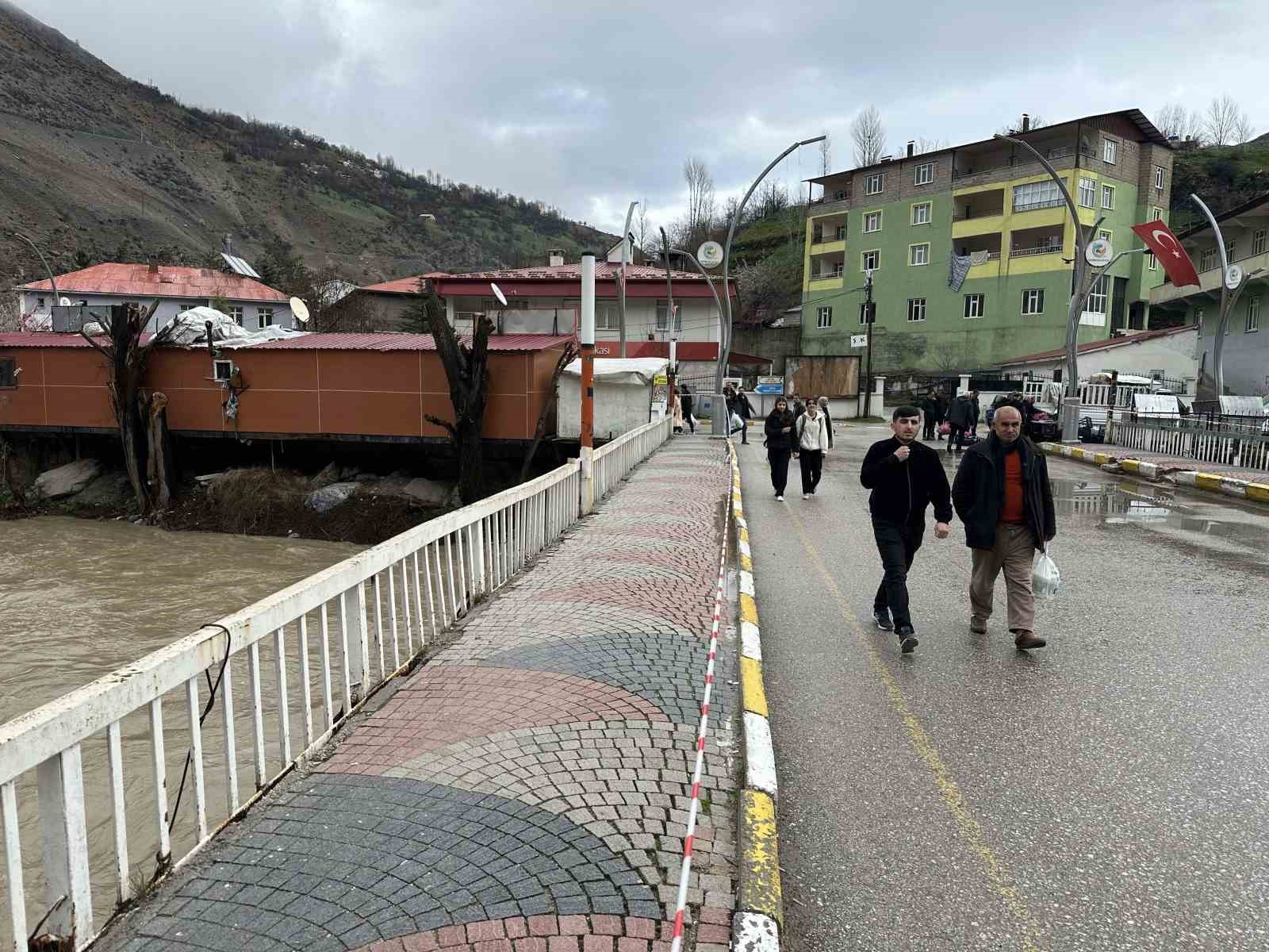 Çatak’ta aşırı yağış nedeniyle köprü ve üstündeki kafe tedbiren kapatıldı
