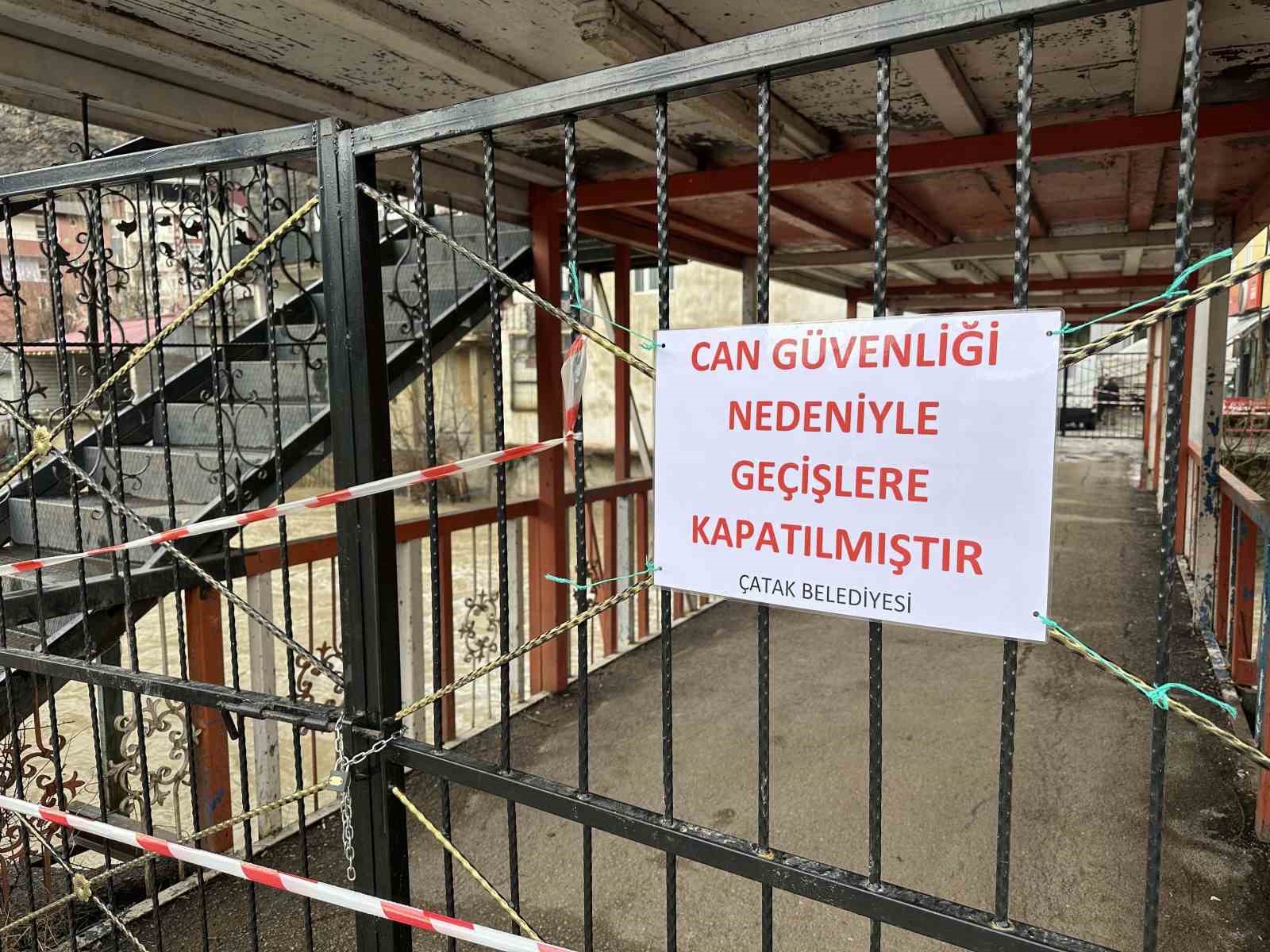 Çatak’ta aşırı yağış nedeniyle köprü ve üstündeki kafe tedbiren kapatıldı
