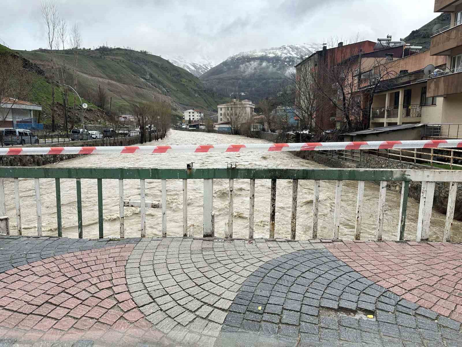 Çatak’ta aşırı yağış nedeniyle köprü ve üstündeki kafe tedbiren kapatıldı
