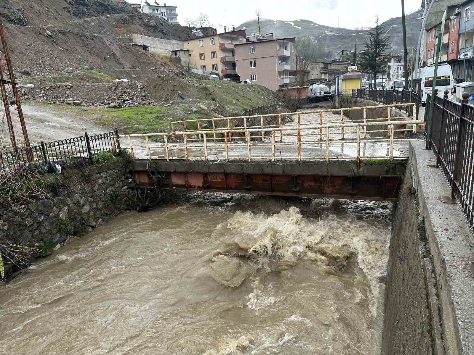 Çatak’ta aşırı yağış nedeniyle köprü ve üstündeki kafe tedbiren kapatıldı
