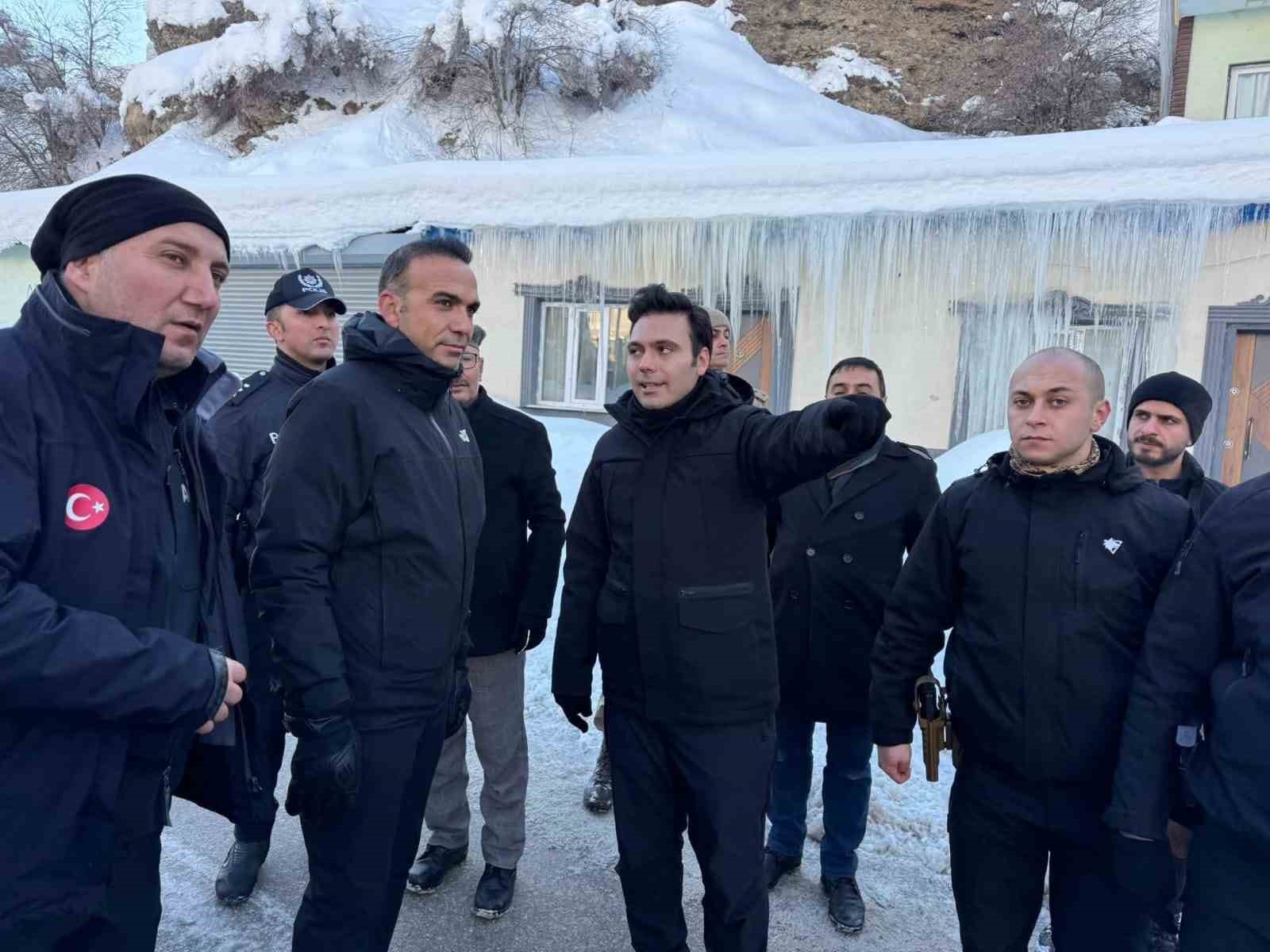 Çatak’ta çığ afeti sonrası saha incelemesi yapıldı
Çatak’ta çığ afeti sonrası saha incelemesi yapıldı