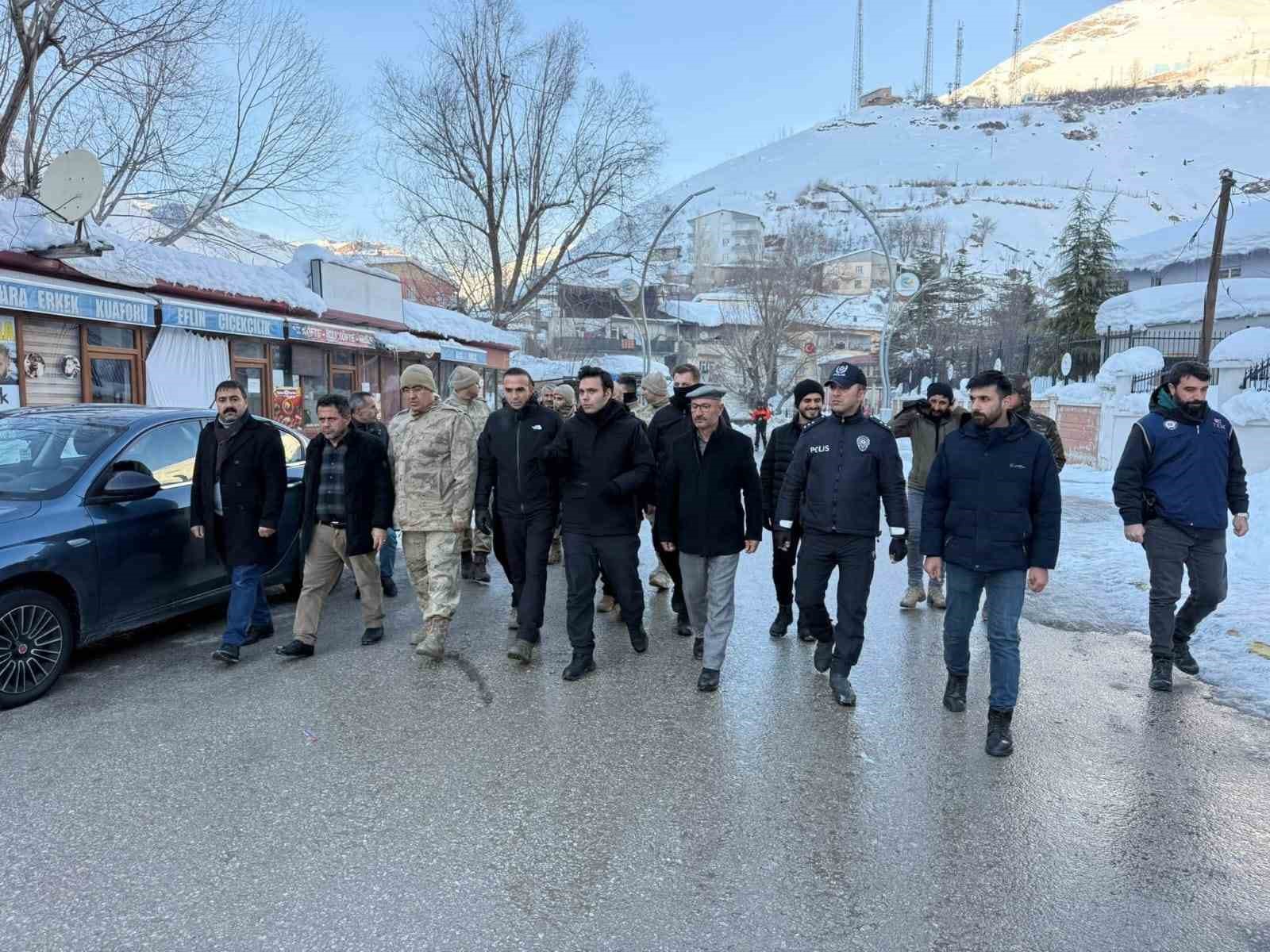 Çatak’ta çığ afeti sonrası saha incelemesi yapıldı
Çatak’ta çığ afeti sonrası saha incelemesi yapıldı