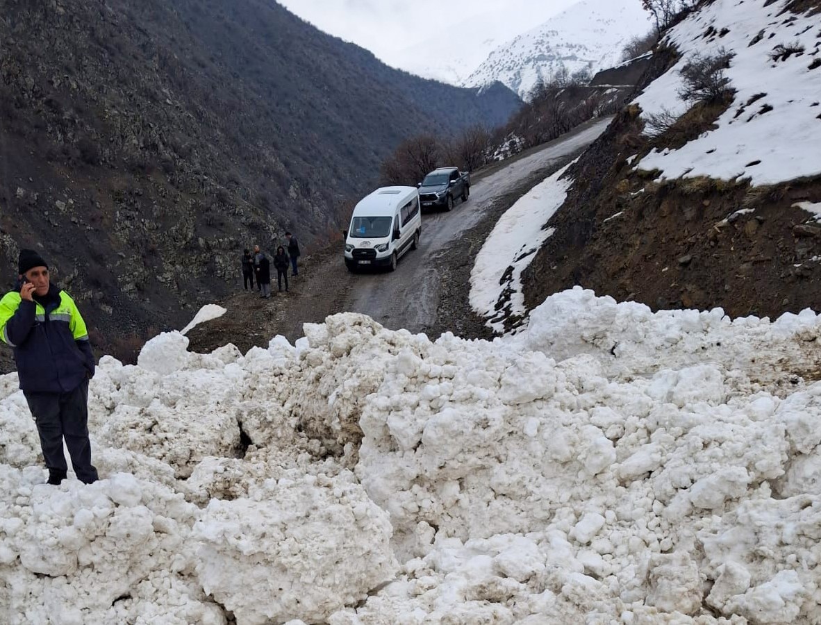 Çatak’ta çığ düştü: 1 mahalle ve 8 mezraya ulaşımı sağlanamıyor
