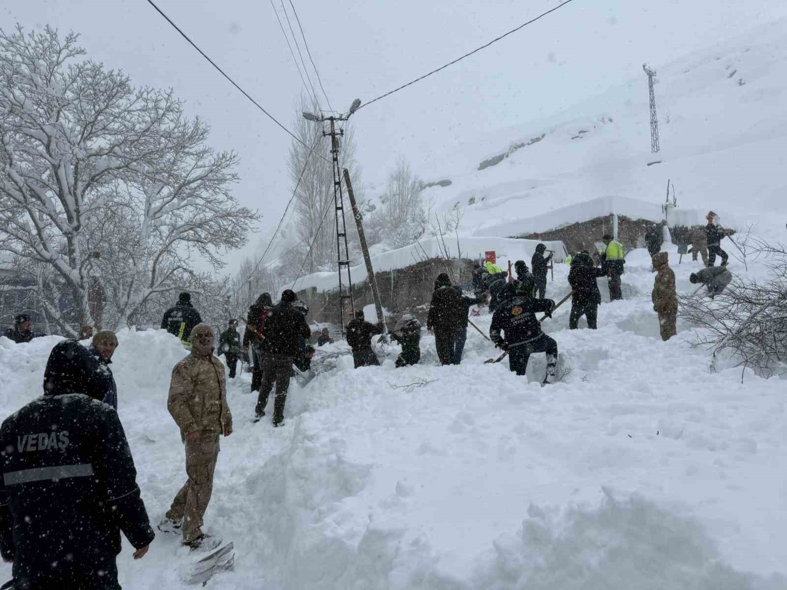 Çatak’ta çığ faciası: Kayıp kadın kurtarıldı
